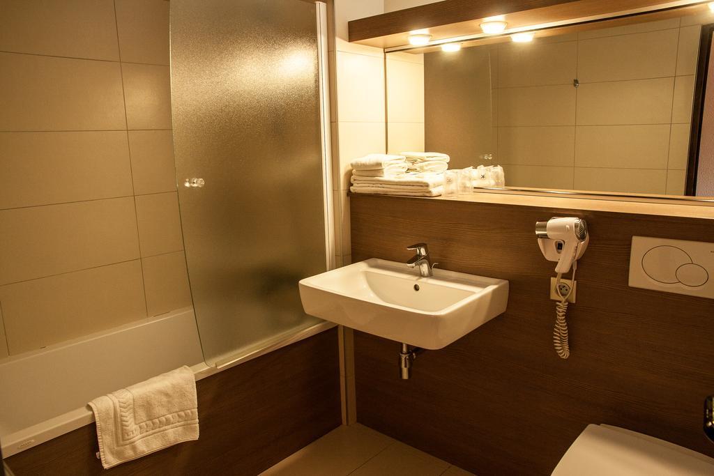 Hotel Les Amandiers Турнон-сюр-Рон Екстер'єр фото